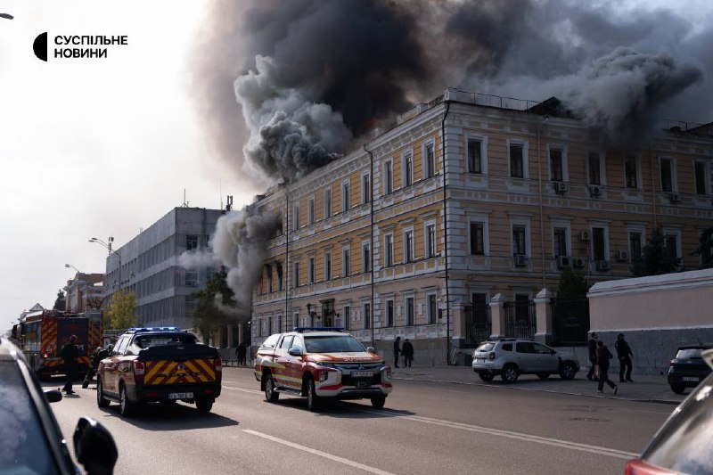 Kiev'de bir idari binaya isabetin olduğu yerde kurtarma ekipleri çalışıyor