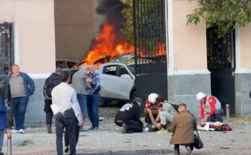 Kiev'de bir idari binaya isabetin olduğu yerde kurtarma ekipleri çalışıyor