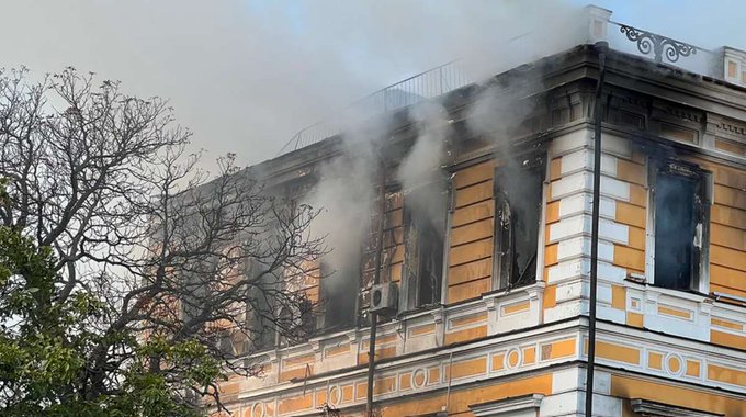 Kiev'de bir idari binaya isabetin olduğu yerde kurtarma ekipleri çalışıyor
