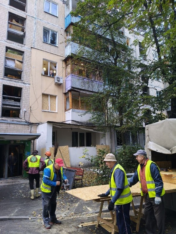 Рятувальники біля пошкодженої багатоповерхівки в Харкові