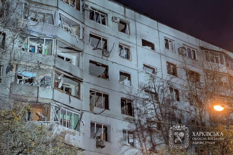 Пошкоджений житловий будинок після удару в місті