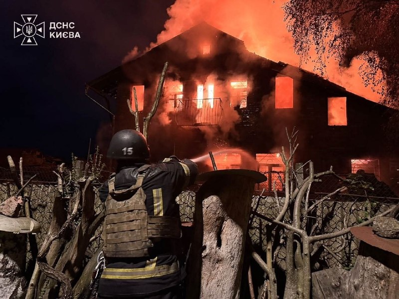 Пошкоджений внаслідок удару житловий будинок у місті