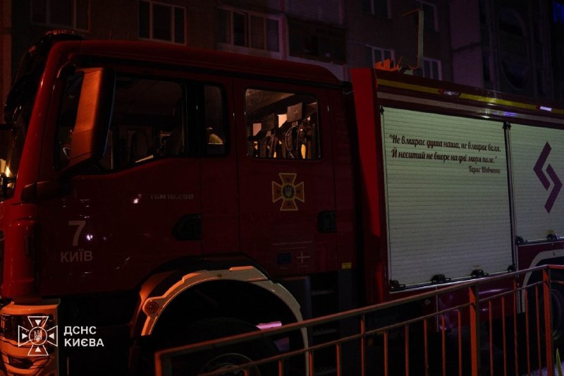 Beskadigede civile bygninger efter et natligt angreb i en bosættelse i Kyiv-regionen