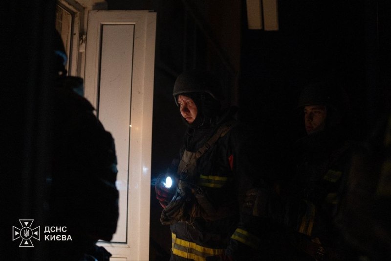 Beskadigede civile bygninger efter et natligt angreb i en bosættelse i Kyiv-regionen