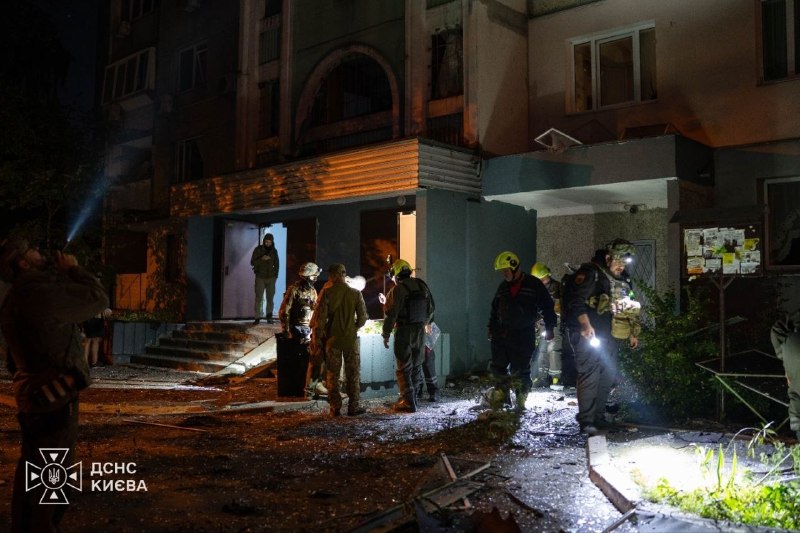 Наҷотдиҳандагон ва кормандони ҳифзи ҳуқуқ дар маҳалли бархӯрди бесарнишин дар бозоре дар вилояти Киев кор мекунанд