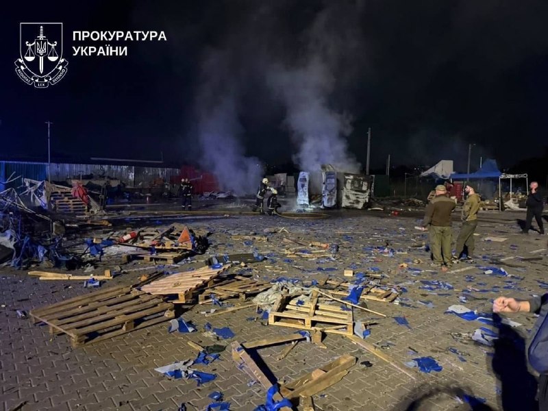 Beskadigede civile bygninger efter et natligt angreb i en bosættelse i Kyiv-regionen