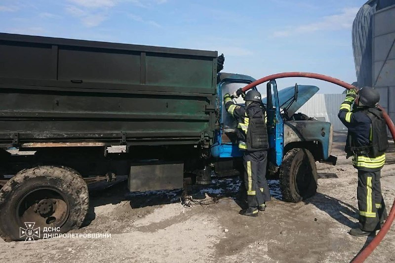 Räddningspersonal och poliser arbetar på platsen för en träff i Dnipro