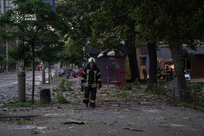 Пошкоджене депо залізничної станції в Києві після нічної атаки