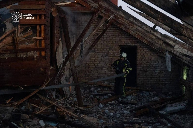 Пошкоджене депо залізничної станції в Києві після нічної атаки