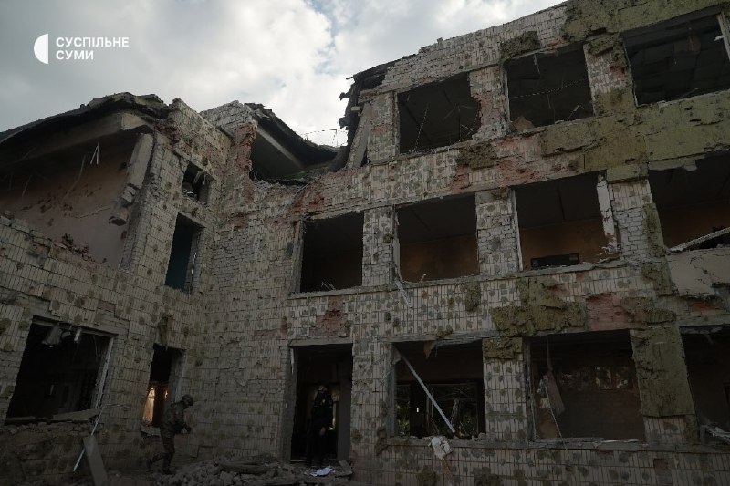Skutki rosyjskiego ataku lotniczego na infrastrukturę cywilną Sum