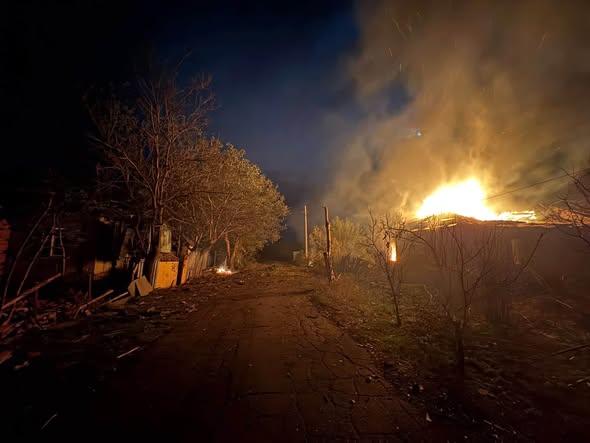 Viviendas dañadas por un bombardeo en la ciudad de Sloviansk