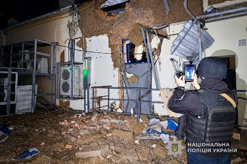 Zásah záchranných a policejních složek na místě následků ostřelování v obci.