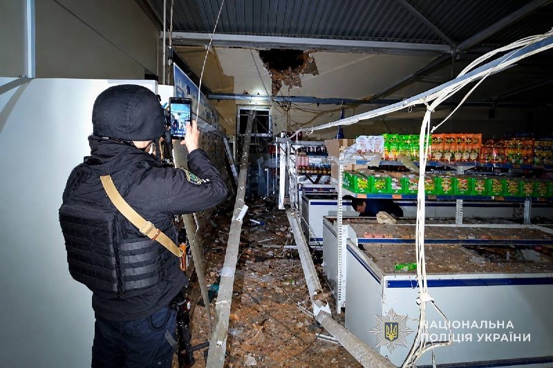 Zásah záchranných a policejních složek na místě následků ostřelování v obci.