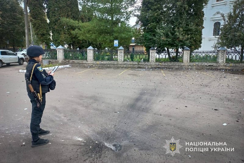 Zásah záchranných a policejních složek na místě následků ostřelování v obci.