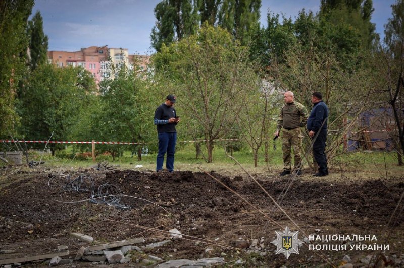 Zásah záchranných a policejních složek na místě následků ostřelování v obci.