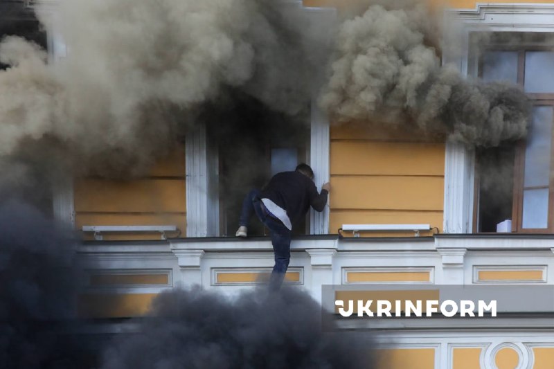 Спасители работят на мястото на попадението в сградата на НАН на Украйна в Киев