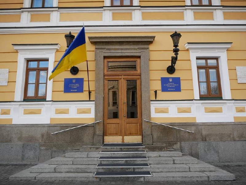 Спасители работят на мястото на попадението в сградата на НАН на Украйна в Киев