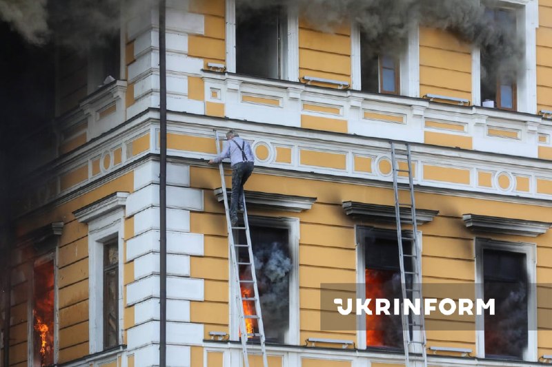 Спасители работят на мястото на попадението в сградата на НАН на Украйна в Киев