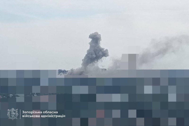 Ħaddiema tas-servizzi ta' emerġenza jaħdmu fuq il-post ta' nar f'maħżen