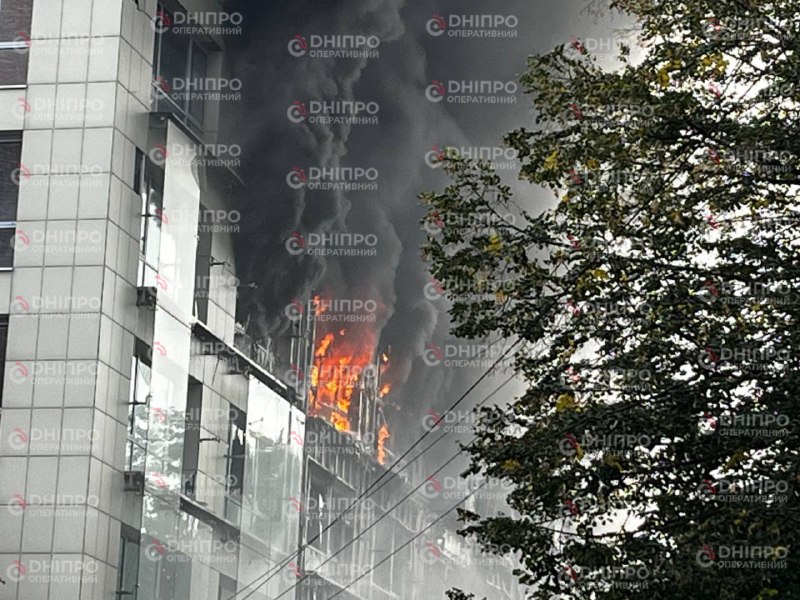 Rescatistas y personal médico trabajan junto a un edificio dañado en la ciudad tras un ataque reportado
