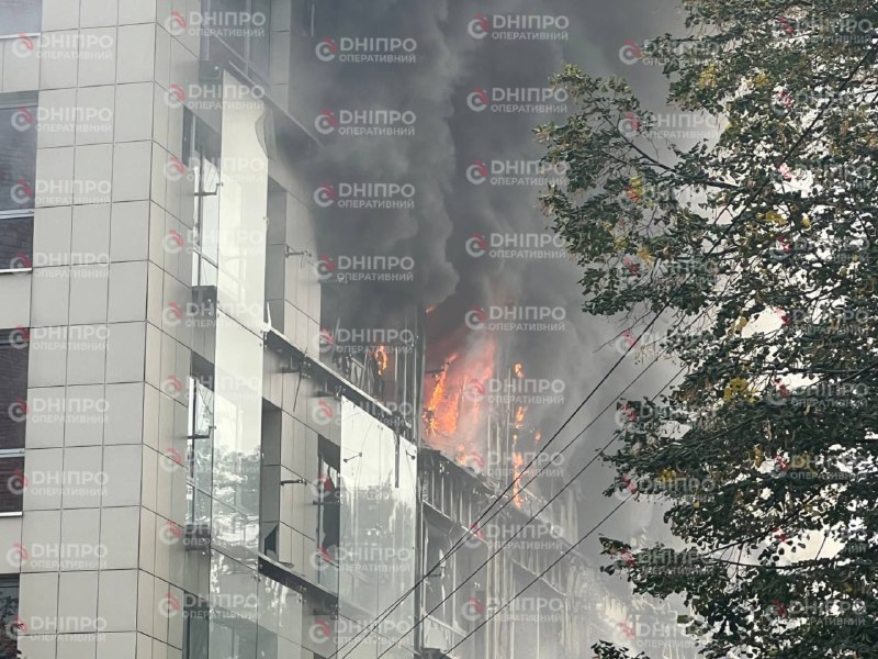 Rescatistas y personal médico trabajan junto a un edificio dañado en la ciudad tras un ataque reportado