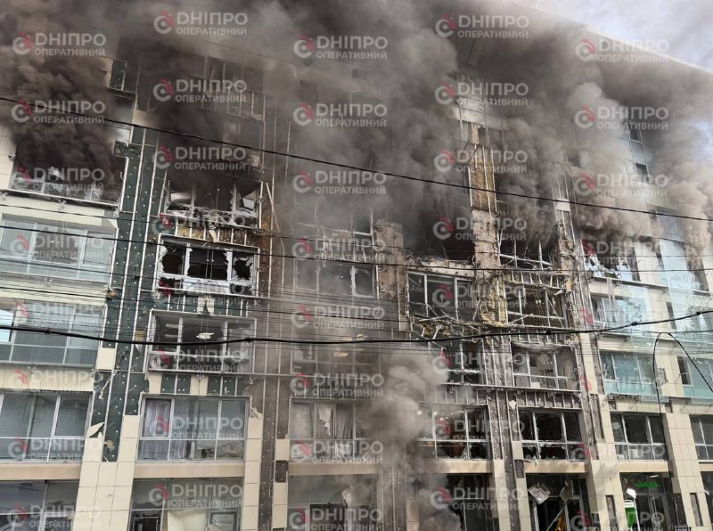 Rescatistas y personal médico trabajan junto a un edificio dañado en la ciudad tras un ataque reportado