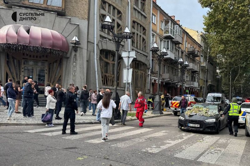Rescatistas y personal médico trabajan junto a un edificio dañado en la ciudad tras un ataque reportado
