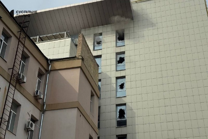 Rescatistas y personal médico trabajan junto a un edificio dañado en la ciudad tras un ataque reportado