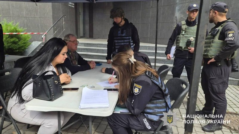 Reddingswerkers werken bij een beschadigd gebouw in Dnipro