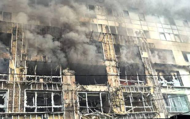 Rescatistas y personal médico trabajan junto a un edificio dañado en la ciudad tras un ataque reportado