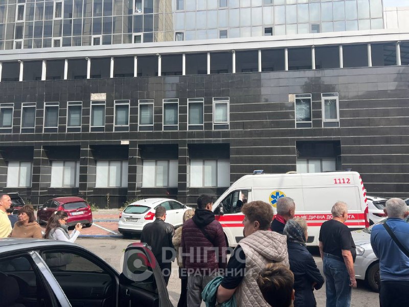 Rescatistas y personal médico trabajan junto a un edificio dañado en la ciudad tras un ataque reportado