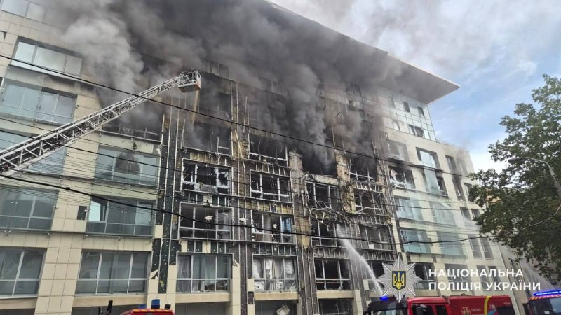 Reddingswerkers werken bij een beschadigd gebouw in Dnipro