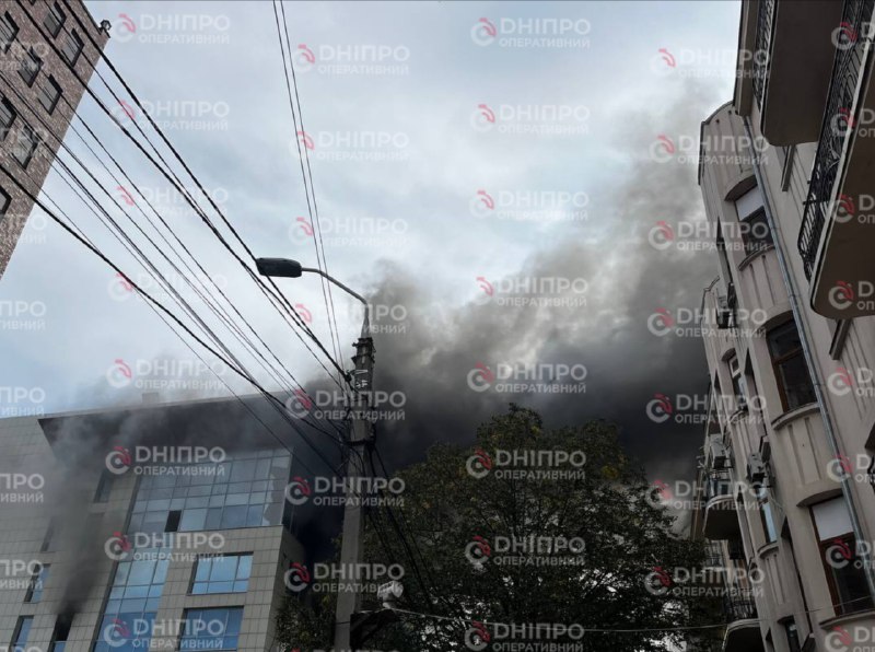 Rescatistas y personal médico trabajan junto a un edificio dañado en la ciudad tras un ataque reportado