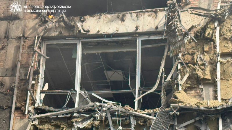 Reddingswerkers werken bij een beschadigd gebouw in Dnipro