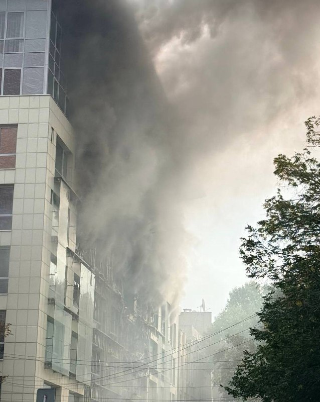 Rescatistas y personal médico trabajan junto a un edificio dañado en la ciudad tras un ataque reportado