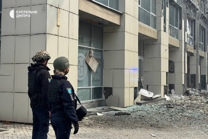 Rescatistas y personal médico trabajan junto a un edificio dañado en la ciudad tras un ataque reportado