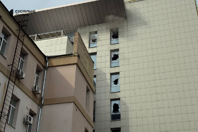 Rescatistas y personal médico trabajan junto a un edificio dañado en la ciudad tras un ataque reportado