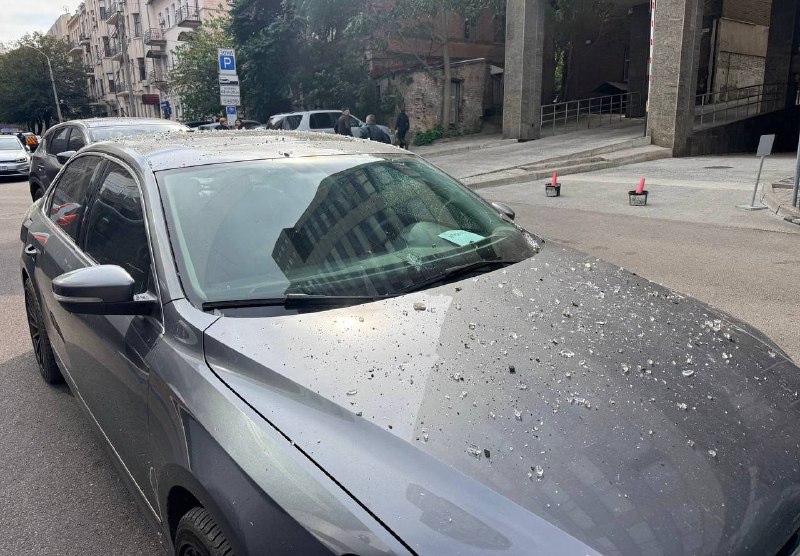 Rescatistas y personal médico trabajan junto a un edificio dañado en la ciudad tras un ataque reportado
