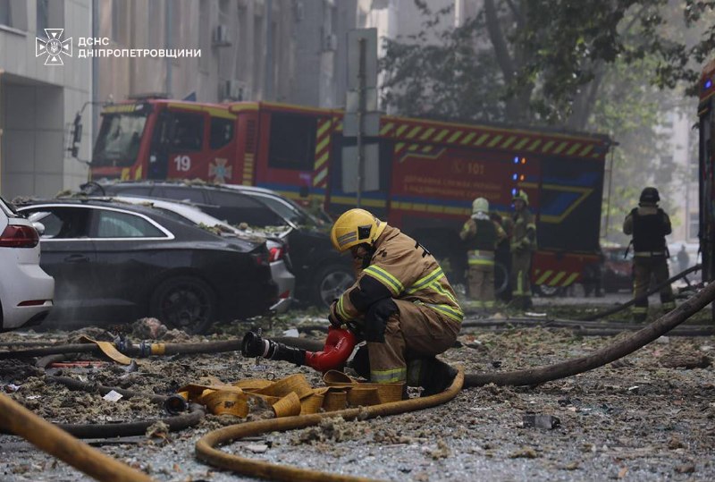 Reddingswerkers werken bij een beschadigd gebouw in Dnipro
