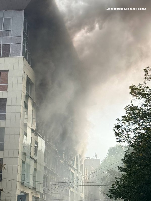 Rescatistas y personal médico trabajan junto a un edificio dañado en la ciudad tras un ataque reportado