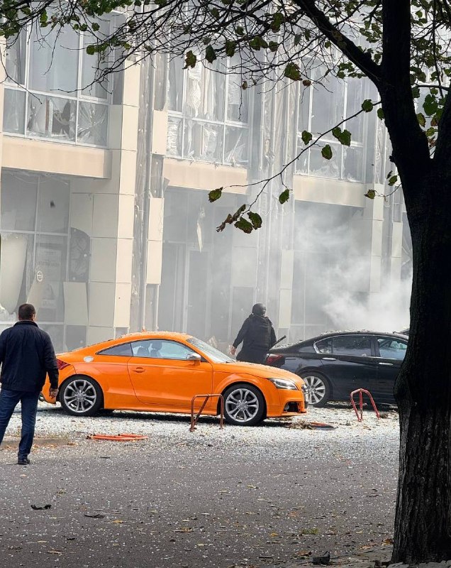 Rescatistas y personal médico trabajan junto a un edificio dañado en la ciudad tras un ataque reportado