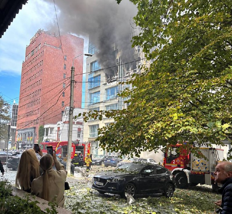 Rescatistas y personal médico trabajan junto a un edificio dañado en la ciudad tras un ataque reportado