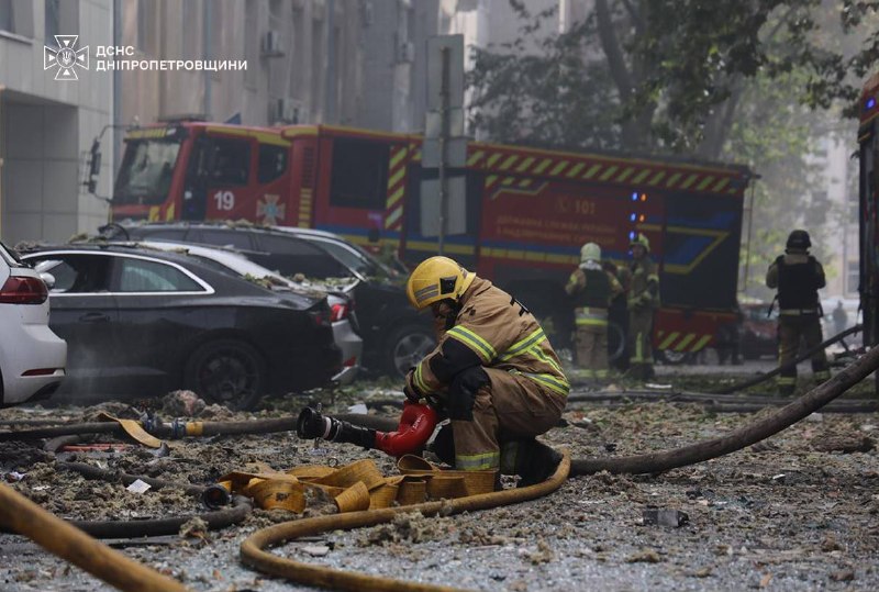 Reddingswerkers werken bij een beschadigd gebouw in Dnipro