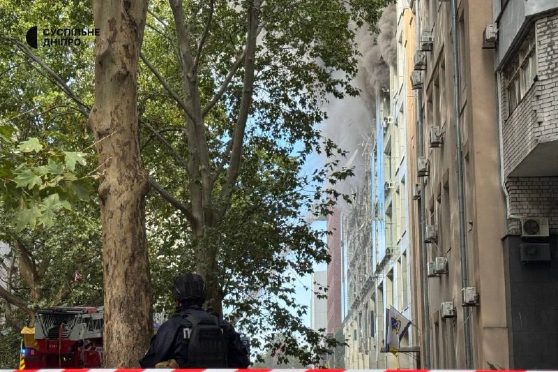 Rescatistas y personal médico trabajan junto a un edificio dañado en la ciudad tras un ataque reportado