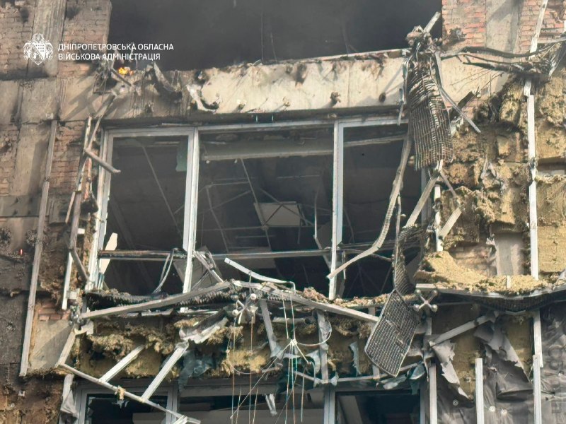 Rescatistas y personal médico trabajan junto a un edificio dañado en la ciudad tras un ataque reportado