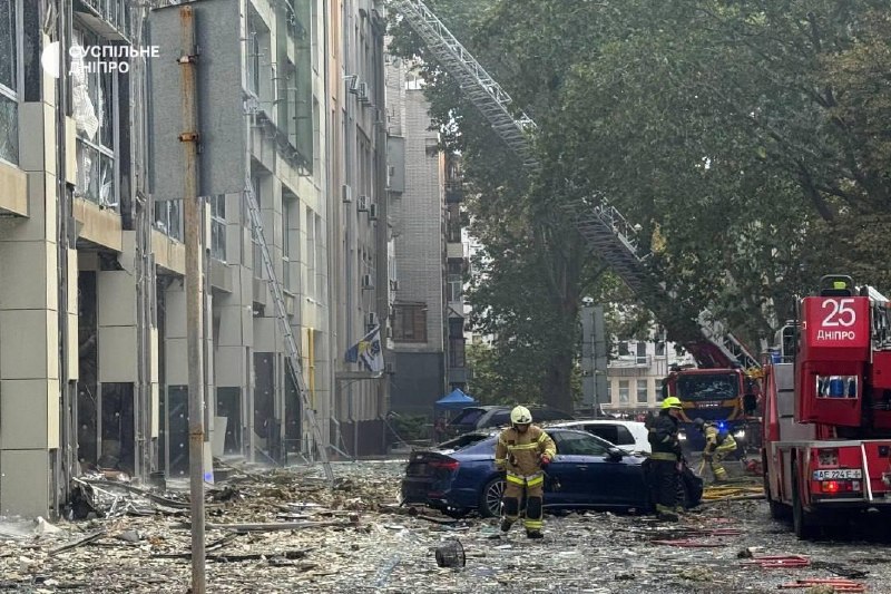 Päästjad ja meedikud töötavad kahjustatud hoone juures linnas pärast teatatud rünnakut