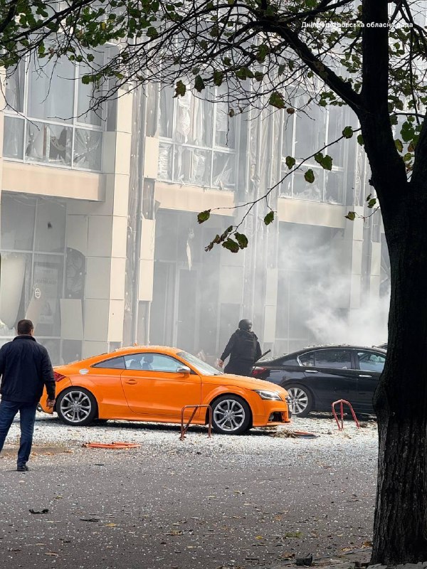 Rescatistas y personal médico trabajan junto a un edificio dañado en la ciudad tras un ataque reportado