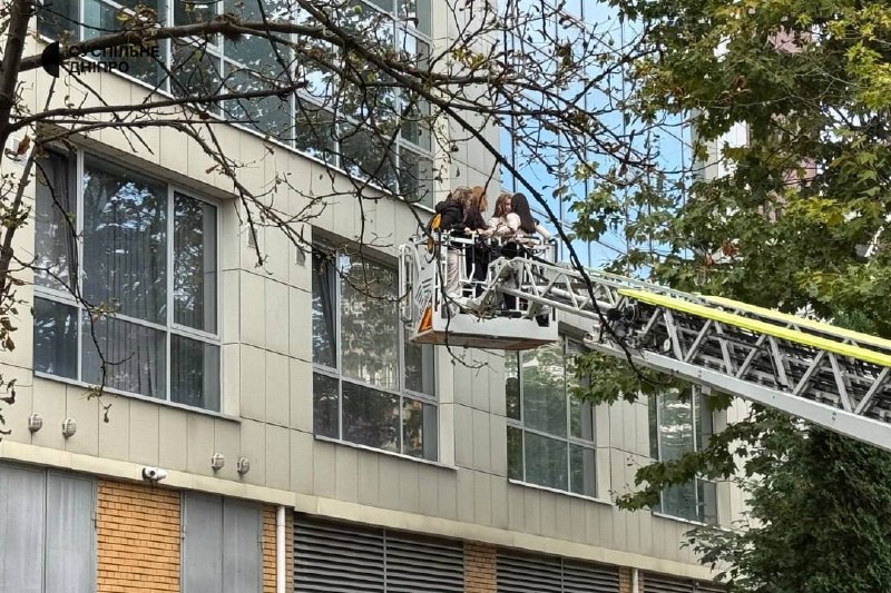 Rescatistas y personal médico trabajan junto a un edificio dañado en la ciudad tras un ataque reportado