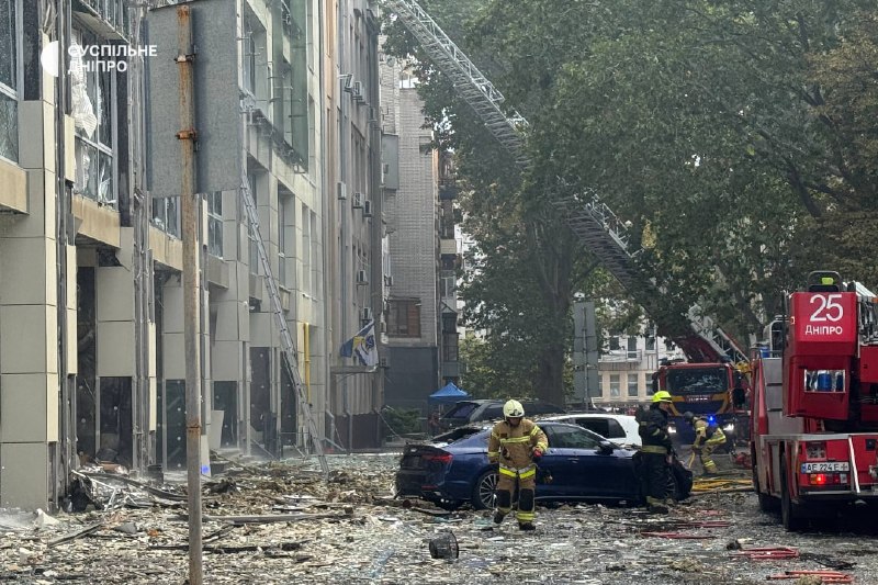 Rescatistas y personal médico trabajan junto a un edificio dañado en la ciudad tras un ataque reportado