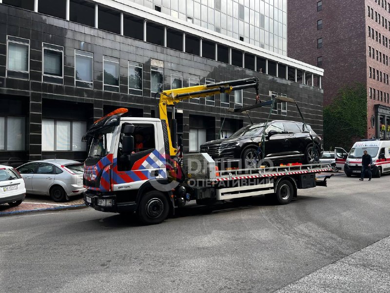 Rescatistas y personal médico trabajan junto a un edificio dañado en la ciudad tras un ataque reportado